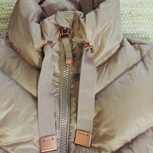 Athleta vest. - Picture 3 of 4